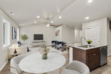 38_1467 pinecrest drive - virtual staged