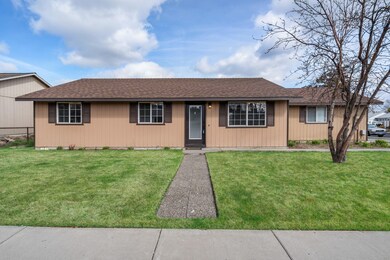 2247 SW 33rd St, Redmond, OR 97756 - photo 2