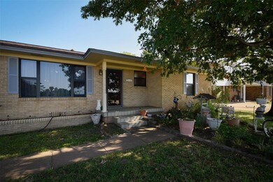 743 W Brock St, Denison, TX 75020 - photo 2