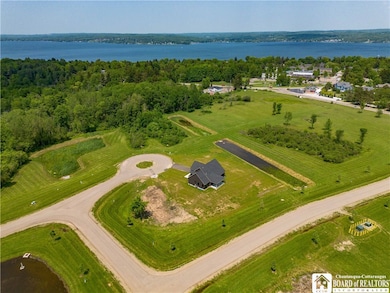 Mandolin Ridge is in close proximity to the lake a