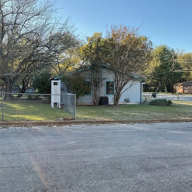 1401 W Ball St, Weatherford, TX 76086 - photo 4