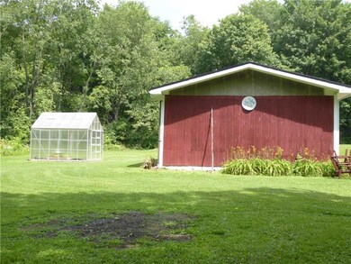 Extra Barn/Garage/Building and greenhouse