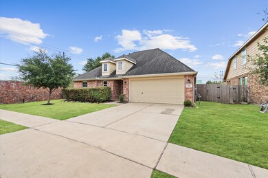 195 Midtown Park Dr, Alvin, TX 77511 - photo 2