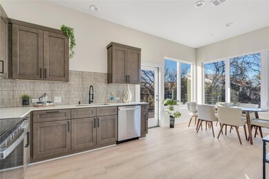 Kitchen with appliances with stainless steel fini