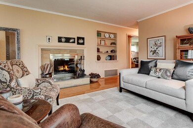 4059_Glenmont-lr bookshelf