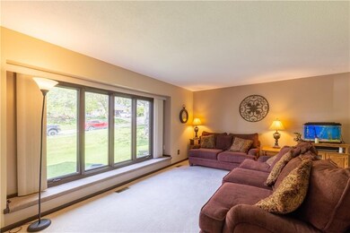 3708 Skyline Dr, Des Moines, IA 50310 - photo 2
