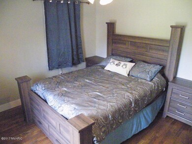 510 N Hudson St, Lowell, MI 49331 - photo 2