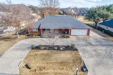 View of front of property featuring a spacious cir