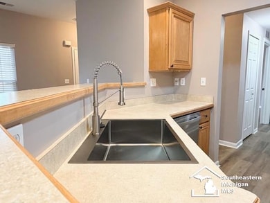 20004 Hidden Oaks Dr, Trenton, MI 48183 - photo 5