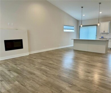 922 E 9th St N, Newton, IA 50208 - photo 2