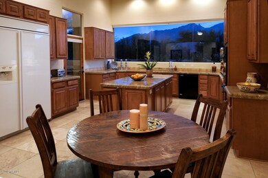 Kitchen with eat in breakfast area
