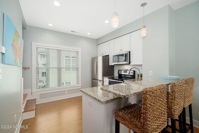 Kitchen w/ peninsula seating
