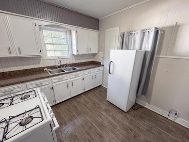 404 Crockett Rd, Palestine, TX 75801 - photo 3