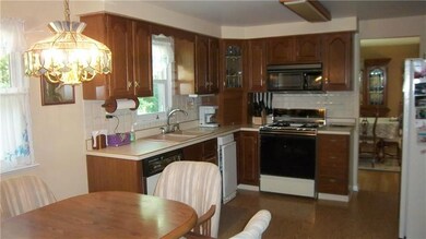 Eat in kitchen, laminate flooring, includes gas st