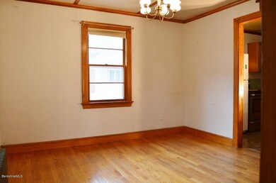 Dining room to kitchen
