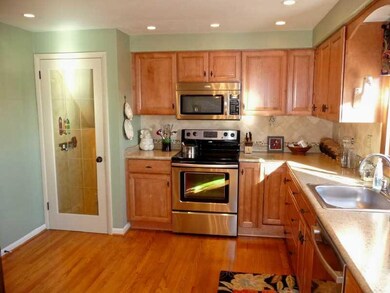 Kitchen. Recessed lights, under cabinet lighting, 