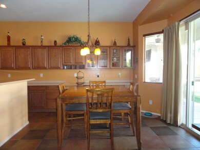 LIGHT & BRIGHT BREAKFAST AREA
