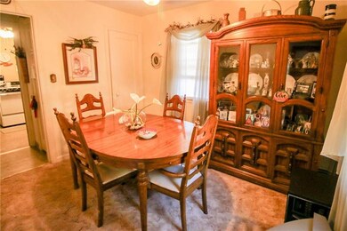 Charming dining area for guests and entertaining!