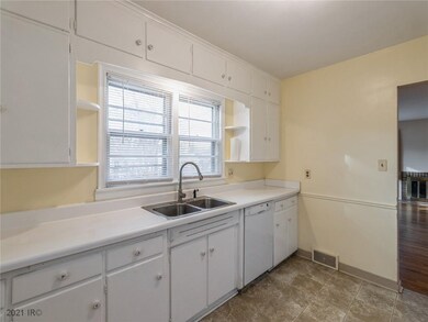 6805 University Ave, Windsor Heights, IA 50324 - photo 7