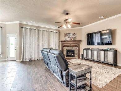 Living area with ornamental molding, a textured ce