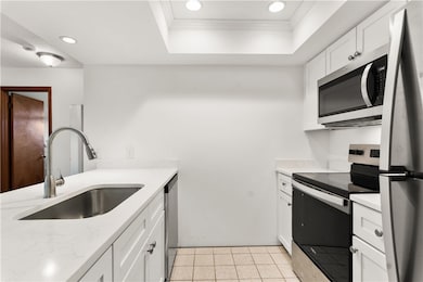 Brand new kitchen and appliances with quartz count