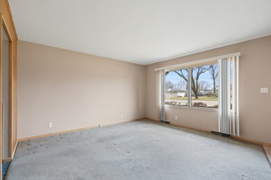 537-541 N Edgelawn Dr unit 541, Aurora, IL 60506 - photo 5