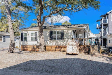 Manufactured / mobile home with a deck