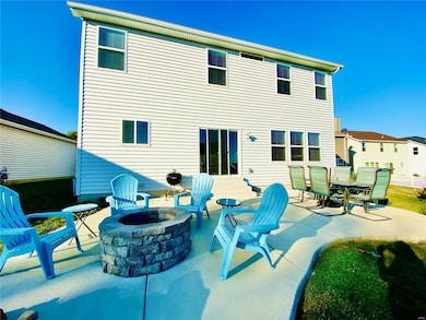 Nice firepit to roast marshmallows! Large patio fo