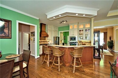 Kitchen breakfast bar