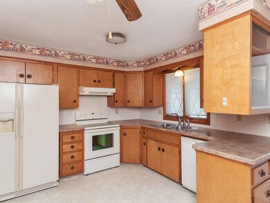 2801 Southland St SW, Cedar Rapids, IA 52404 - photo 6