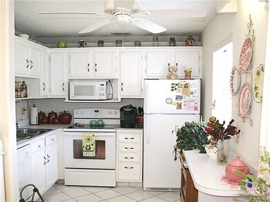 Kitchen. Newer appliances