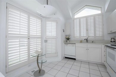 Bright Eat-In Kitchen