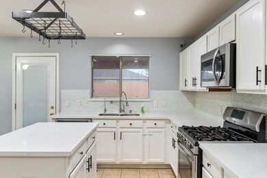 8946 Summerset Meadow Ct, Houston, TX 77075 - photo 4