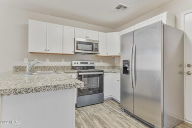 005-photo-kitchen-12058969