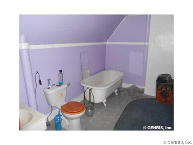 Bathroom Huge 2nd floor bathroom - lots of potenti