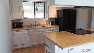 Nice kitchen with cooktop/stove, dishwasher and re
