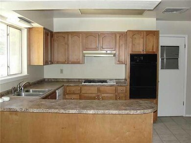 1445 Monte Negro Dr, El Paso, TX 79935 - photo 2