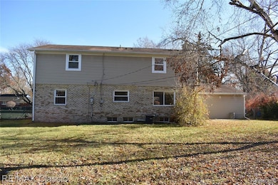 1977 Meadow Ridge Dr, Commerce Township, MI 48390 - photo 2