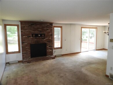 Living room / dining room area.