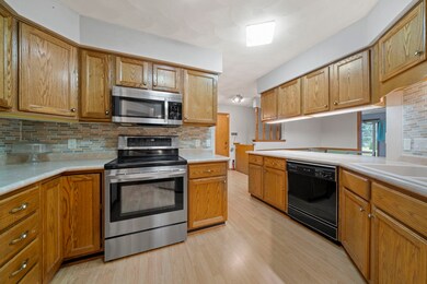 728 Nantucket Dr, Janesville, WI 53546 - photo 5