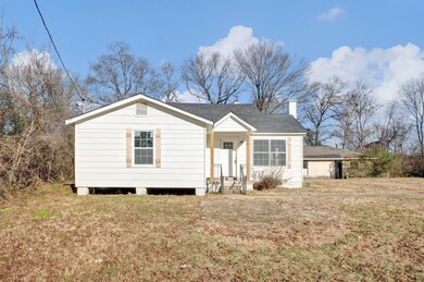 View of front of house featuring a front yard