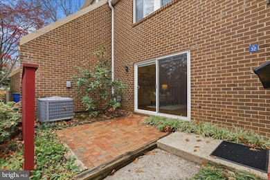 1432 Greenmont Ct, Reston, VA 20190 - photo 5