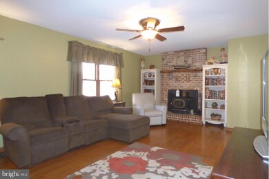 10400 Chesterwood Dr, Spotsylvania, VA 22553 - photo 4