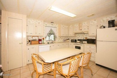 705 Hyacinth - Kitchen