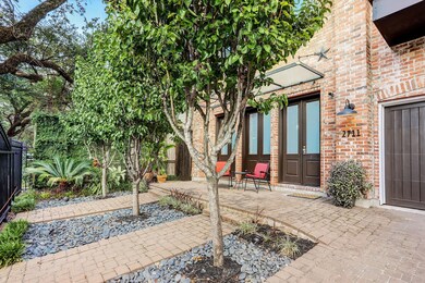 2711 Yupon St, Houston, TX 77006 - photo 2