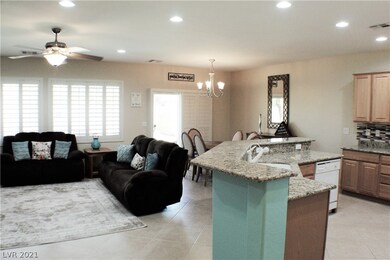 SPACIOUS FAMILY ROOM, KITCHEN & DINING AREA!