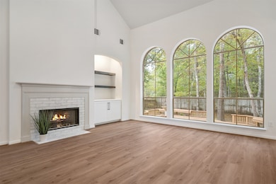 LIVING ROOM WITH SPECTACULAR WINDOWS OVERLOOKING THE BACKYARD.