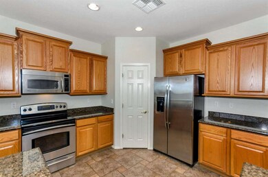 Spacious kitchen w/ pantry