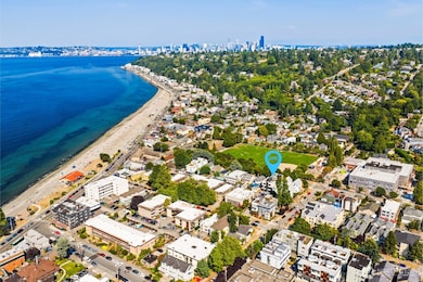 Close to Downtown Seattle just a 15 minute drive or take the water taxi!