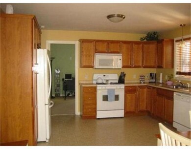 11 Railroad St unit B, Pepperell, MA 01463 - photo 5